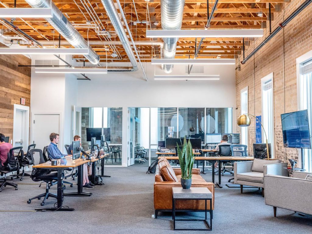 Por que uma grande empresa deveria adotar os escritórios de coworking