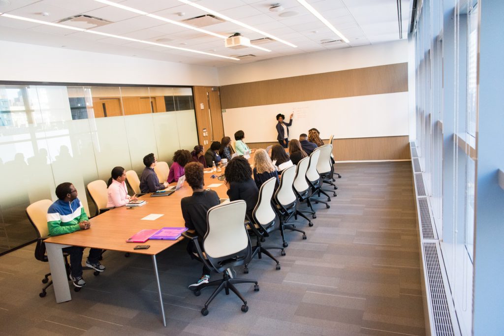 Como criar um ambiente perfeito para uma sala de reunião