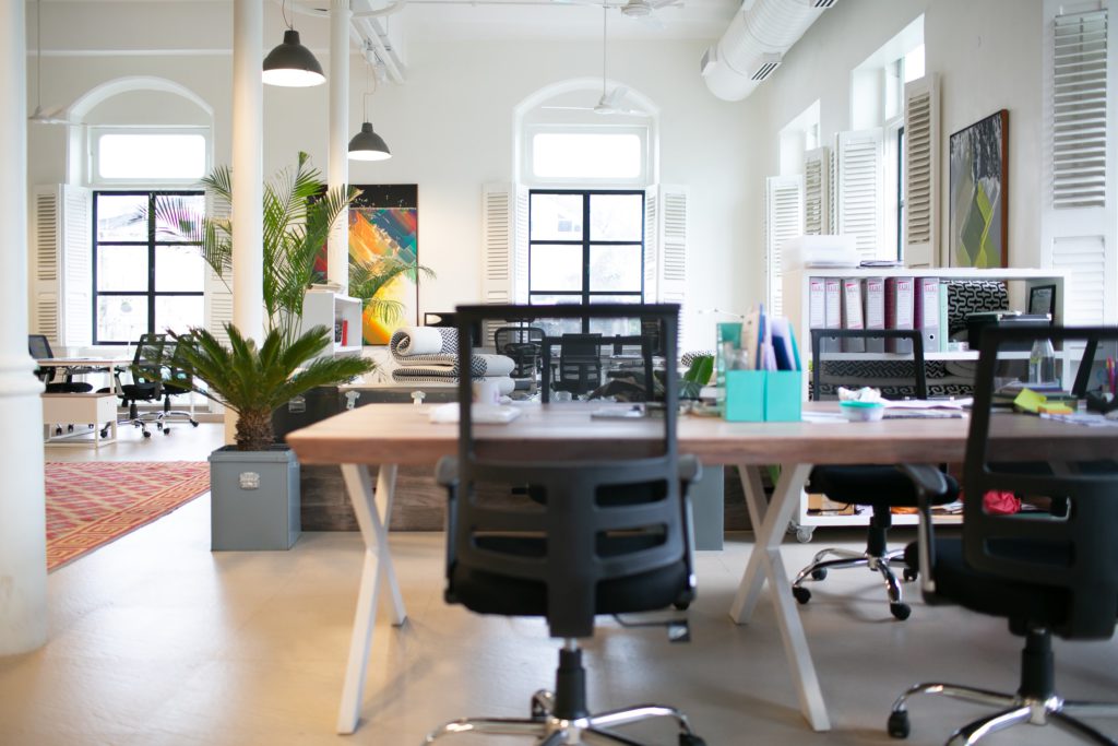 Espaço de trabalho moderno: por que a tecnologia e os ambientes físicos ajudam as empresas