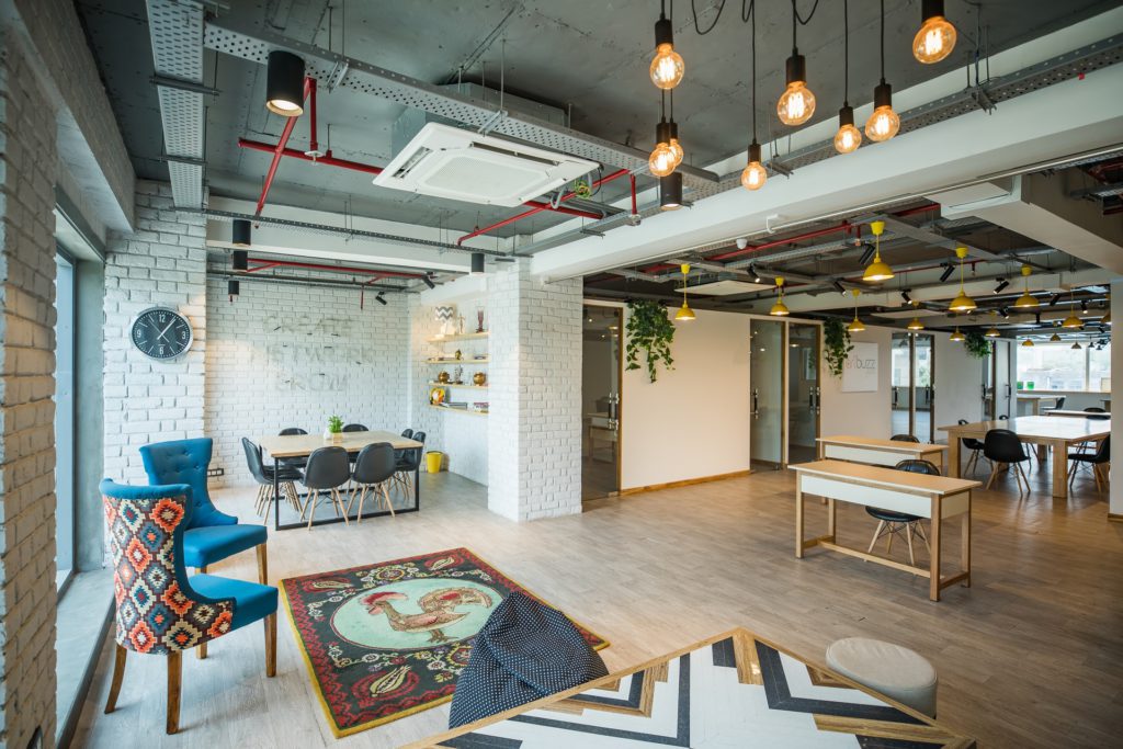 Por que grandes empresas investem em escritórios flexíveis? Descubra os benefícios do coworking!