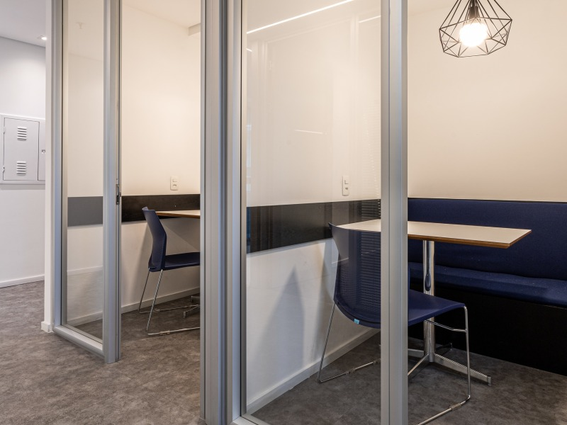 Cabines de call individuais do coworking Be in.