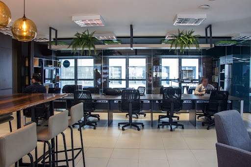 Estações de trabalho do escritório Lemonadde Coworking.