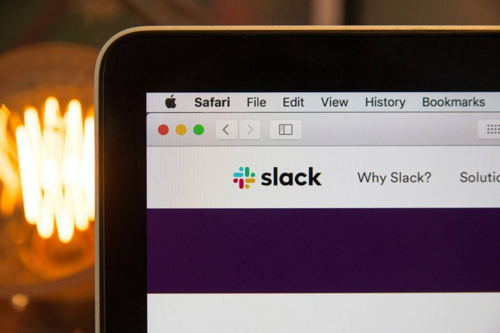 Tela de laptop mostrando o site do Slack aberto no navegador.