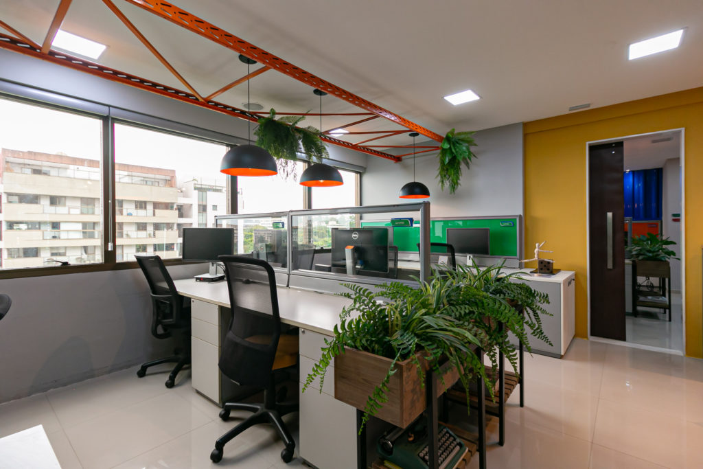 Estações de trabalho compartilhadas em ambiente corporativo com decoração clean do Zion Coworking.
Legenda: Zion Coworking – Freguesia (Jacarepaguá), Rio de Janeiro/RJ