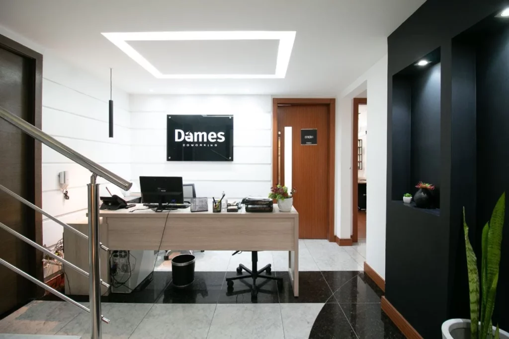 Recepção com design contemporâneo do Dames Coworking.