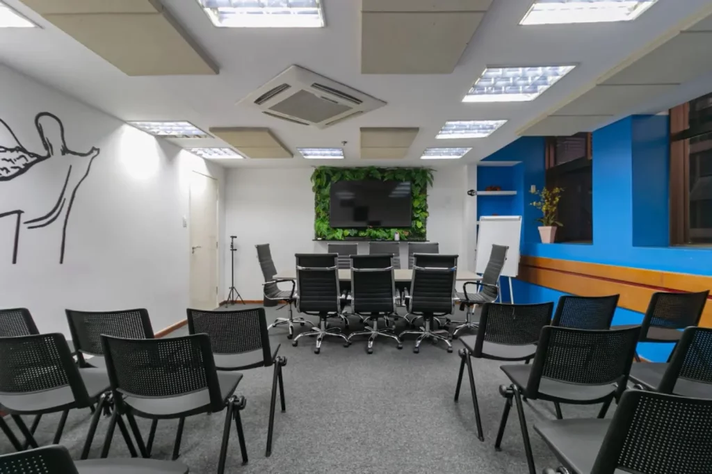 Sala de reunião formal e auditório do White River One Coworking.